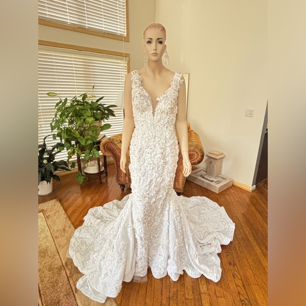 YSA Makino fit n flare Wedding Gown Size 12 NWT Off white